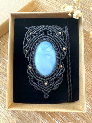 Talisman opale bleue macramé fait main