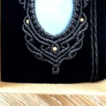 Talisman opale bleue macramé fait main