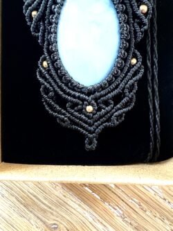 Talisman opale bleue macramé fait main
