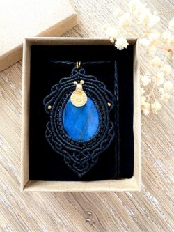 Talisman noir en macramé avec labradorite bleue goutte et breloque indienne