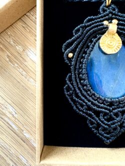 Talisman noir en macramé avec labradorite bleue goutte et breloque indienne