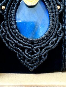 Talisman noir en macramé avec labradorite bleue goutte et breloque indienne