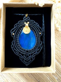 Talisman noir en macramé avec labradorite bleue goutte et breloque indienne