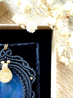 Talisman noir en macramé avec labradorite bleue goutte et breloque indienne