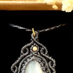 Médaillon noir en macramé avec labradorite grise et arabesques