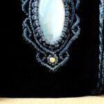 Médaillon noir en macramé avec labradorite grise et arabesques