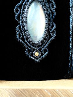 Médaillon noir en macramé avec labradorite grise et arabesques