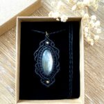 Médaillon noir en macramé avec labradorite grise et arabesques