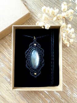 Médaillon noir en macramé avec labradorite grise et arabesques