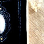 Médaillon noir en macramé avec labradorite grise et arabesques