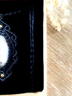 Médaillon noir en macramé avec labradorite grise et arabesques