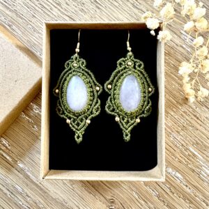 Boucles d'oreilles macramé vertes avec gouttes en quartz rose et perles laiton