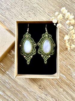 Boucles d'oreilles macramé vertes avec gouttes en quartz rose et perles laiton