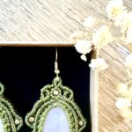 Boucles d'oreilles macramé vertes avec gouttes en quartz rose et perles laiton