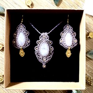 Parure Quartz rose et breloque indienne.