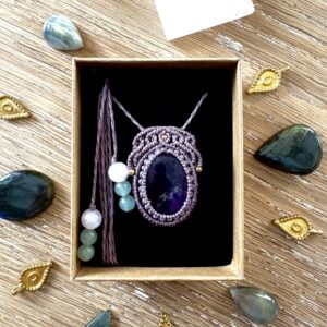 Médaillon améthyste et ses perles de quartz rose et aventurine verte