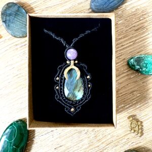 Talisman en labradorite facettée et perle de lépidolite.