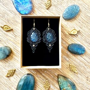 Boucles d'oreilles labradorites ciselées motif fleurs