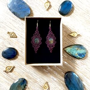 Boucles d'oreilles teinte black cherry en gouttes de labradorites facettées.