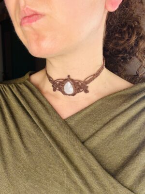 Chocker pierre de lune et ses petites feuilles